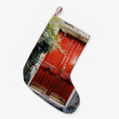 白建物の閉じた赤い木戸 スモールクリスマスストッキング (正面 (吊り時))