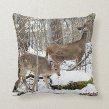 白後につかれたシカの装飾用クッション