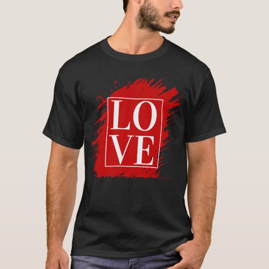 白抜きのタイポグラフィーが映えるLOVEの赤いアート Tシャツ (正面)