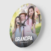 白抜きスクリプトの「Grandpa Established est.」フォト ラージ壁時計 (傾斜)