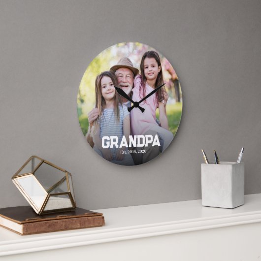 白抜きスクリプトの「Grandpa Established est.」フォト ラージ壁時計 (オフィス)