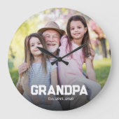 白抜きスクリプトの「Grandpa Established est.」フォト ラージ壁時計 (正面)