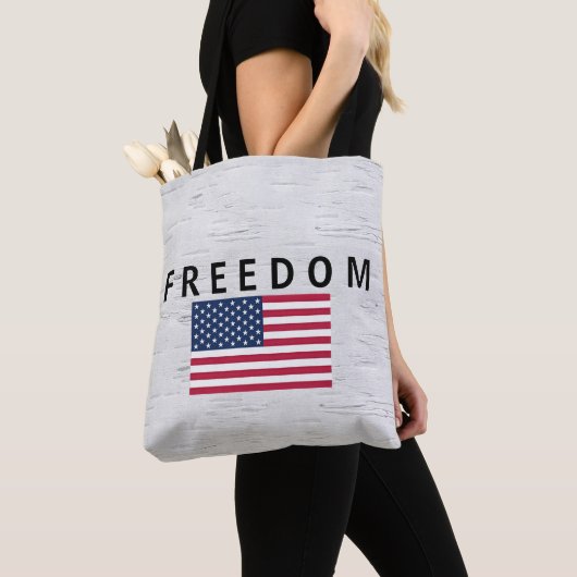 白樺にFREEDOMの文字が入ったアメリカ国旗 トートバッグ (クローズアップ)