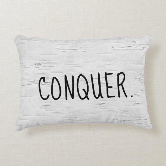 白樺の木に「CONQUER」テキストが入ったアクセントピロー アクセントクッション (正面)