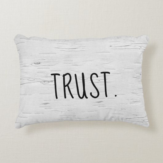 白樺の木に"TRUST"の文字 アクセントピロー (正面)