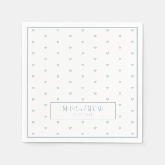 白淡い色の色の小ハートに青い小結婚色の模様 スタンダードカクテルナプキン (正面)