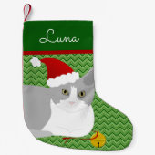 白灰色のサンタパーソナライズされた猫 スモールクリスマスストッキング (正面)