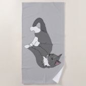 白灰色のタキシード猫 ビーチタオル (正面)