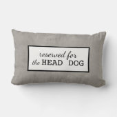 白灰色の犬の枕に予約されている ランバークッション (裏面)