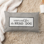 白灰色の犬の枕に予約されている ランバークッション (ブランケット)