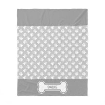 白灰色の犬の足と名前の骨