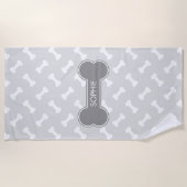 白灰色の犬の骨の名前をカスタムする模様 ビーチタオル (正面)