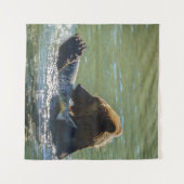 白熊がサーモンを捕まえた タペストリー (正面(横))