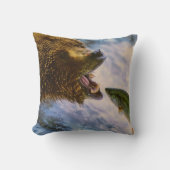 白熊がスチールヘッドサケ枕をキャッチ クッション (正面)