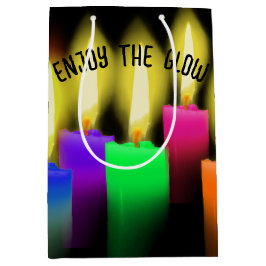 白熱［赤熱］光を放つ誕生日キャンドルオンブラック ミディアムペーパーバッグ