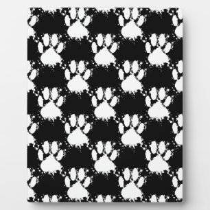 白犬の足のパターンと絵を描(ばちゃばちゃ)跳ねる フォトプラーク