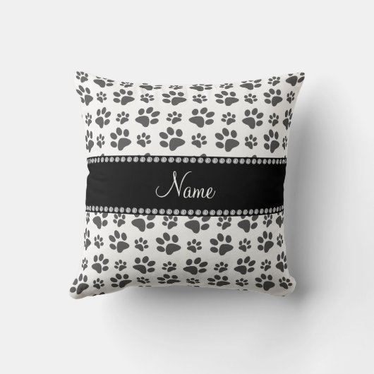 白犬の足跡パーソナライズされたに名前を付ける クッション (裏面)