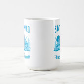 白狼の雪上ランウェイでワイルドに生きろ コーヒーマグカップ (中央)