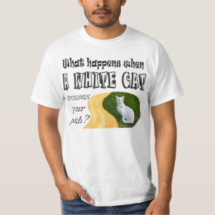白猫があなたの道を交差させると何が起こりますか。 Tシャツ