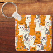 白猫と生姜の猫が緑の目を青く描く キーホルダー (正面)