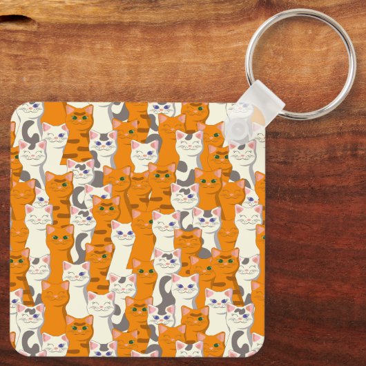 白猫と生姜の猫が緑の目を青く描く キーホルダー (裏面)