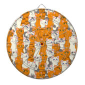 白猫と生姜の猫が緑の目を青く描く ダーツボード (正面)