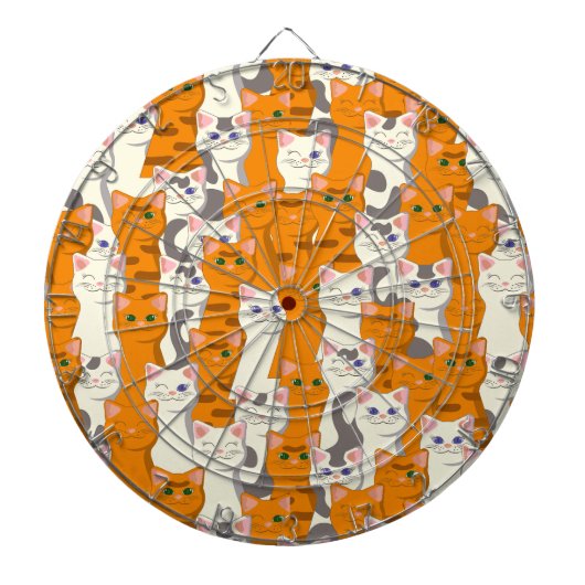 白猫と生姜の猫が緑の目を青く描く ダーツボード (正面)