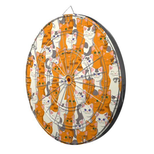 白猫と生姜の猫が緑の目を青く描く ダーツボード (正面右)