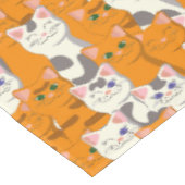 白猫と生姜の猫が緑の目を青く描く テーブルクロス (アングル)