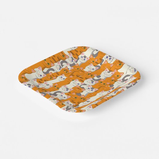 白猫と生姜の猫が緑の目を青く描く ペーパープレート (傾斜あり)