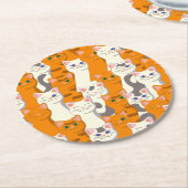 白猫と生姜の猫が緑の目を青く描く ラウンドペーパーコースター (アングル)