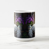白猫の昼寝と紫の花 コーヒーマグカップ (中央)