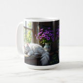 白猫の昼寝と紫の花 コーヒーマグカップ (正面左)