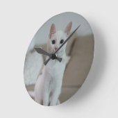 白猫 | Zazzle_Growshop。 ラウンド壁時計 (傾斜)