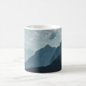 白空の下の山々 コーヒーマグカップ (中央)
