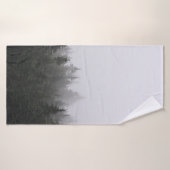 白空の下の緑の松 バスタオル (バスタオル)