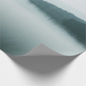 白空下の体上の水上ボート ラッピングペーパー (角)