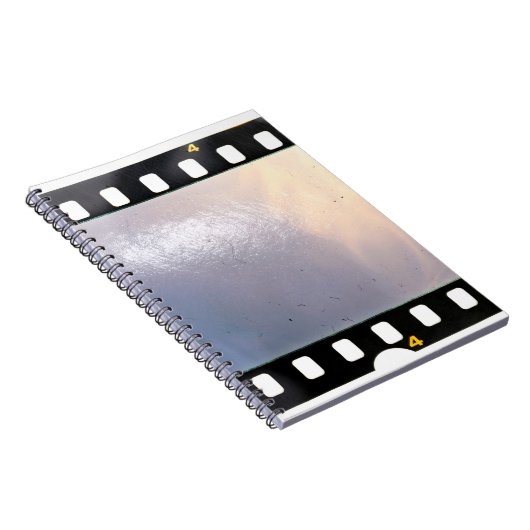白空白の地に35 mmのフィルムフレームまたはストリップ ノートブック (右側)
