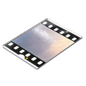 白空白の地に35 mmのフィルムフレームまたはストリップ ノートブック (左側)
