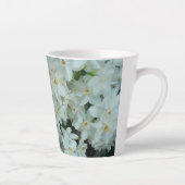 白紙水仙の繊細な白い花 カフェラテマグ (右)