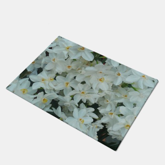 白紙水仙の繊細な白い花 ドアマット (アングル)