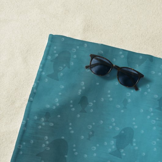 白素晴らしサメが魚の頭おもしろい海海を攻撃 ビーチタオル (インサイチュ)