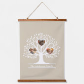 白素朴い3フォトファミリーツパーソナライズされたリー 吊り下げ型タペストリー (正面)