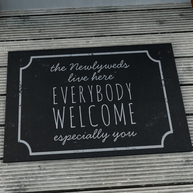 白素朴黒の皆さん ドアマット (Everybody is welcome at your door with this chalkboard vibe doormat. Just add your name)