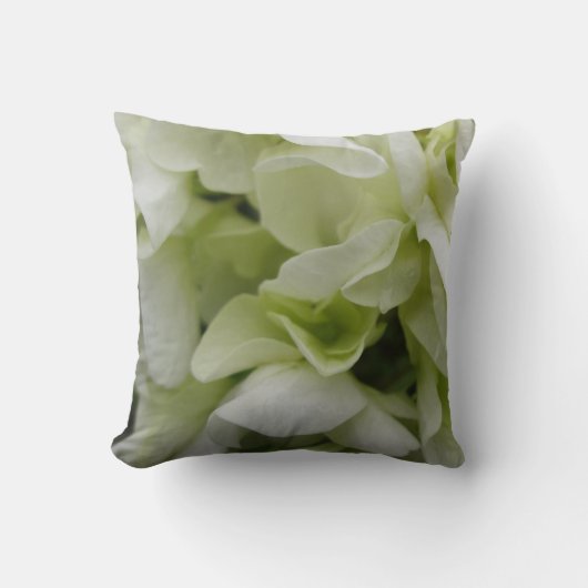 白緑の花の花びらの枕 クッション (正面)
