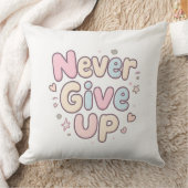 白背景のかわいいふわふわテキストで「Never Give Up」 クッション (ブランケット)