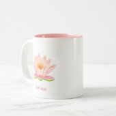 白背景のピンクの蓮の花 ツートーンマグカップ (正面左)