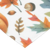 白背景のフェスティブな秋のカボチャと葉 テーブルクロス (アングル)