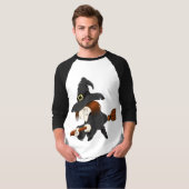 白背景のユーモラスな空飛ぶ魔女 Tシャツ (正面フル)