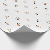 白背景のユーモラスな雪だるまの顔のパターン ラッピングペーパー (角)